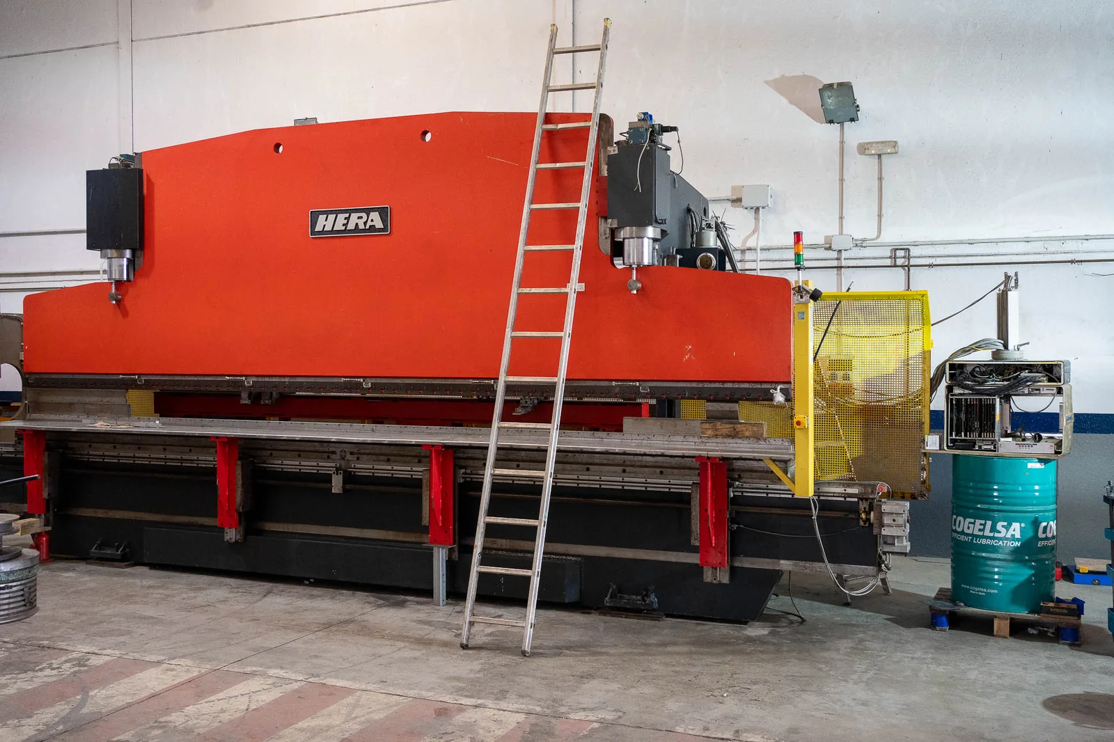 HERA COP 160 t / 6 m Gesenkbiegepresse im Zustand vor dem Retrofit nach dem Einsturz der Halle, in der sie zuvor stand