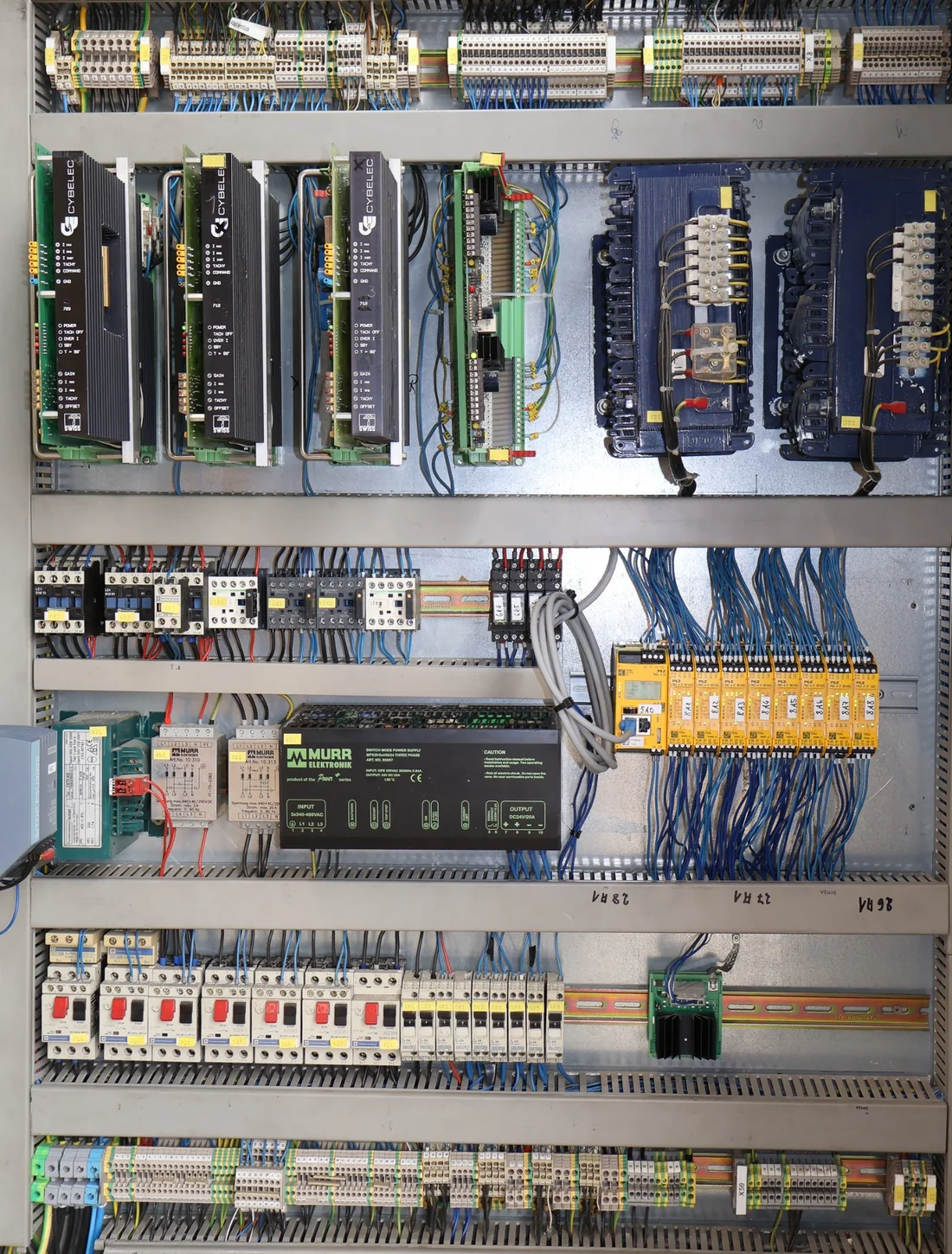 Neuer Steuerschrank der HERA Presse mit modularer Sicherheitssteuerung, Netzwerkanbindung und Remotezugriff