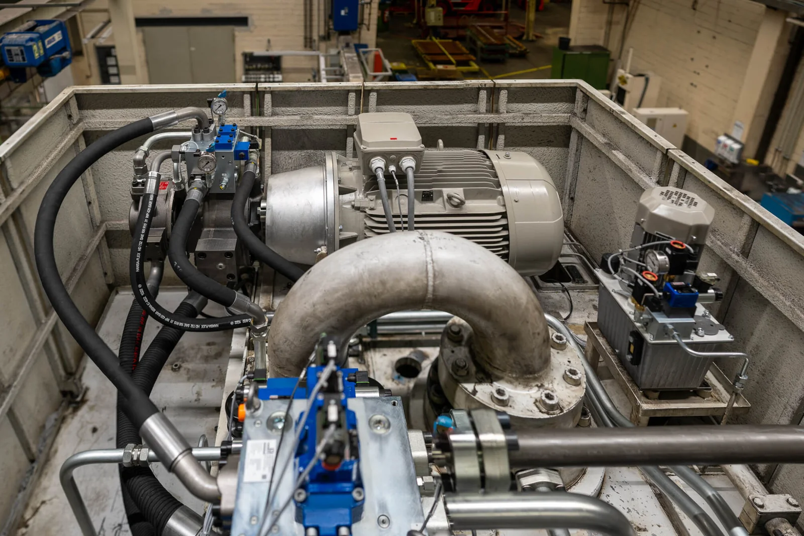 Vollständig erneuerte Hydraulik der Müller Weingarten Presse einschließlich Pumpen und Ventiltechnik