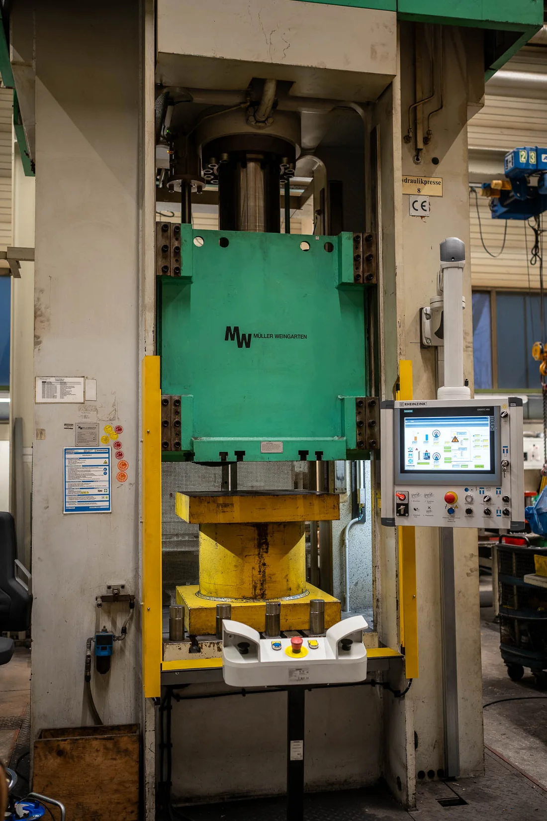 Müller Weingarten 250 t hydraulische Presse nach dem Retrofit mit neuer Bedienung und modernisierter Technik