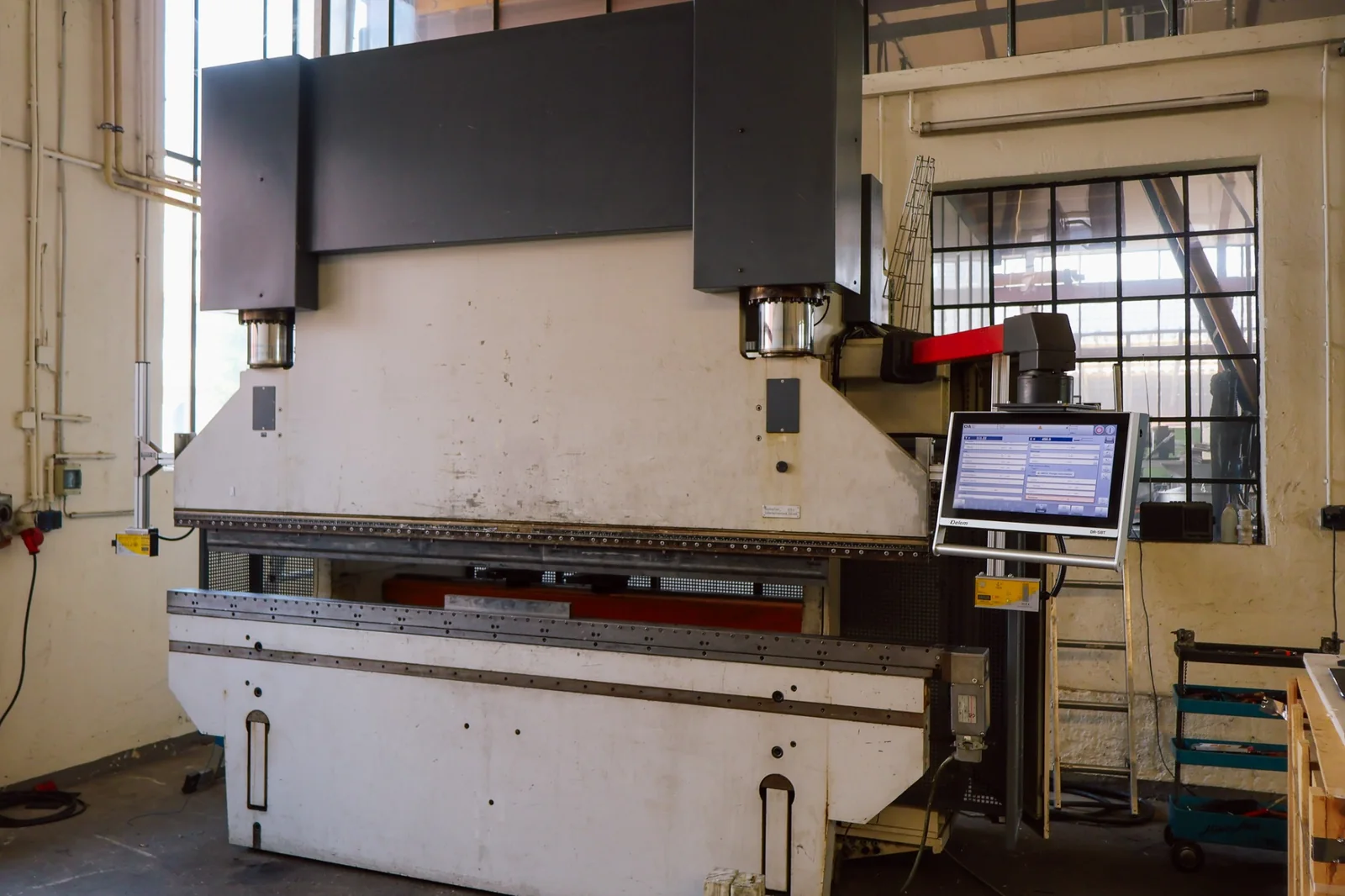 Placke HQPBM4 Gesenkbiegepresse nach dem Retrofit mit moderner Steuerungs- und Sicherheitstechnik